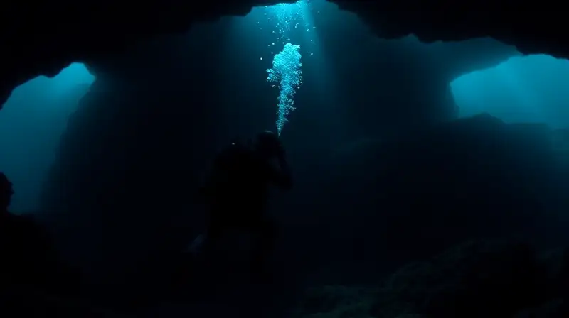 Buceador explora cueva marina en soledad
