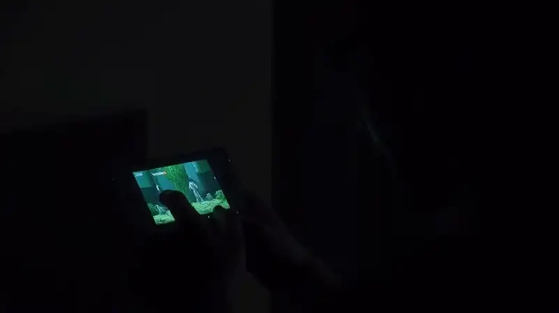 Persona alerta jugando juego de terror portátil