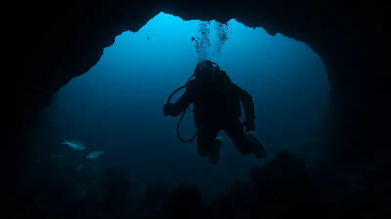 Buzo explora cueva marina bioluminiscente oscura